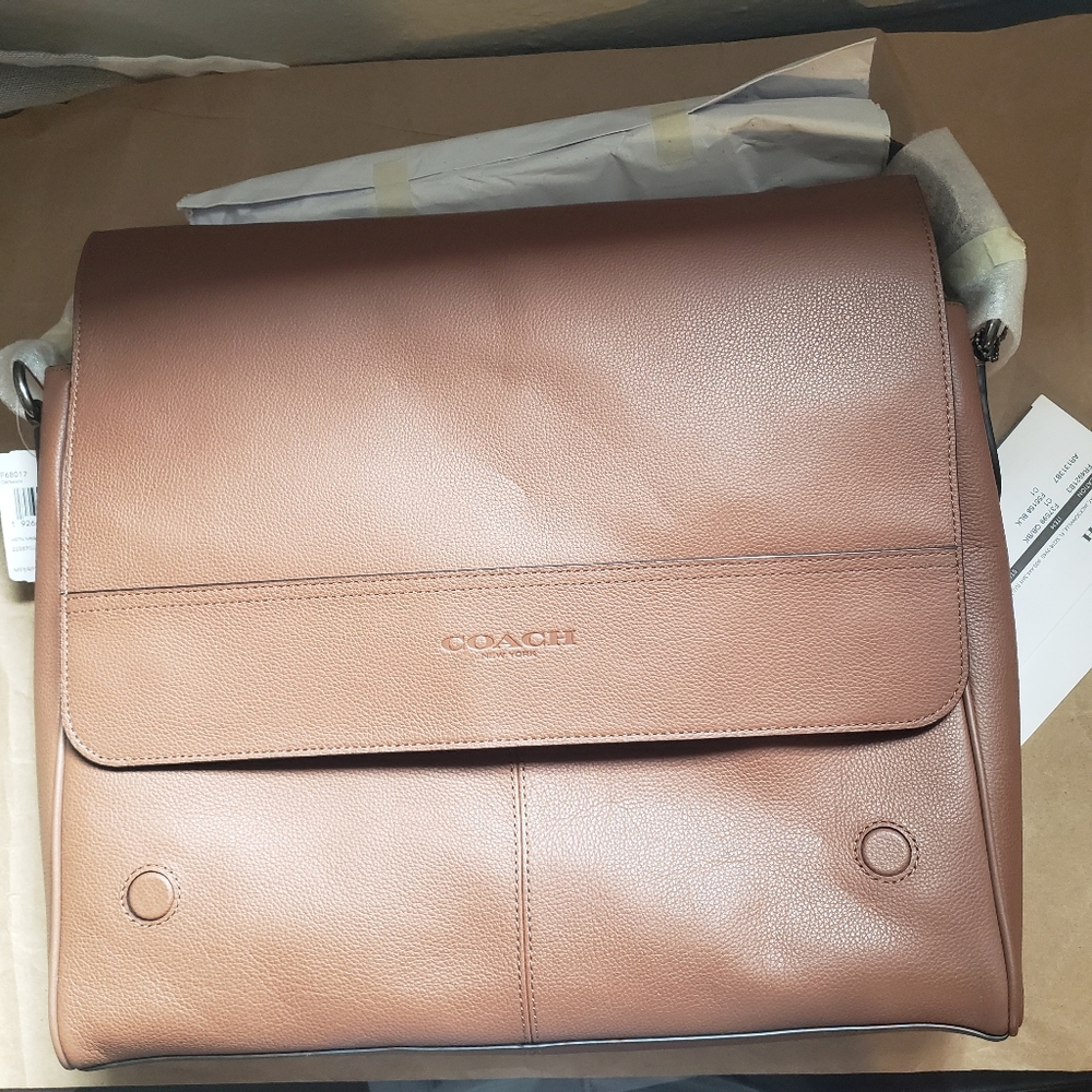 Houston Messenger

Leather bag. BROWN